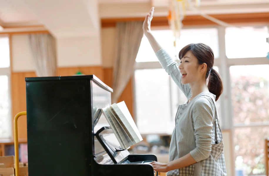 47.手をあげる保育園先生